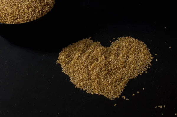 Koyu ahşap izole kahverengi ahşap kase kuru bulgur buğday