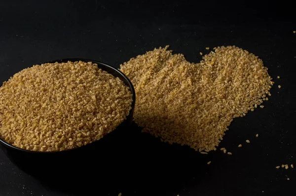 Koyu ahşap izole kahverengi ahşap kase kuru bulgur buğday