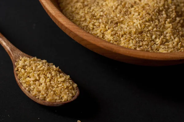 Koyu ahşap izole kahverengi ahşap kase kuru bulgur buğday