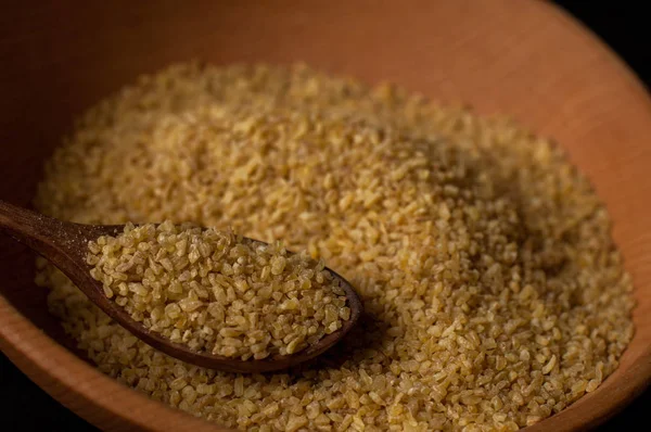 Koyu ahşap izole kahverengi ahşap kase kuru bulgur buğday