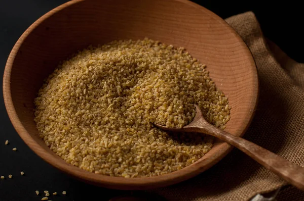 Koyu ahşap izole kahverengi ahşap kase kuru bulgur buğday