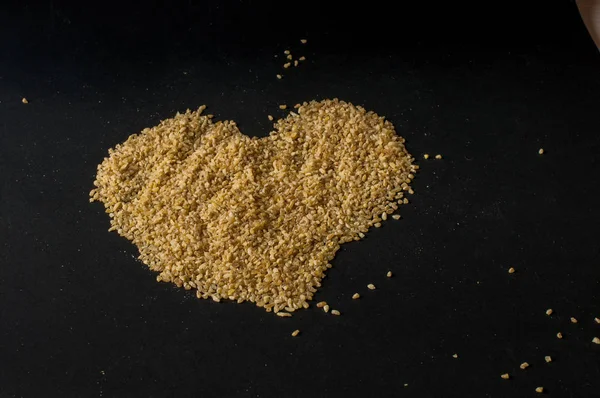 Koyu ahşap izole kahverengi ahşap kase kuru bulgur buğday