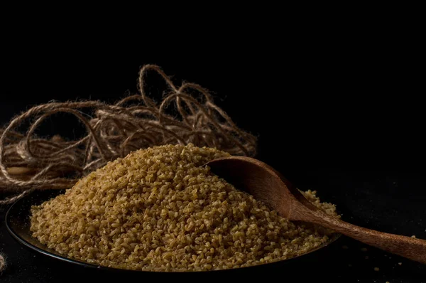 Koyu ahşap izole kahverengi ahşap kase kuru bulgur buğday