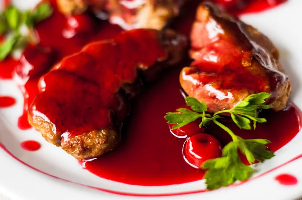 Taze otlu et ve kiraz sosu, yemeye hazır..