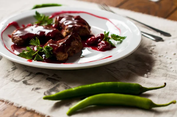 Taze otlu et ve kiraz sosu, yemeye hazır..