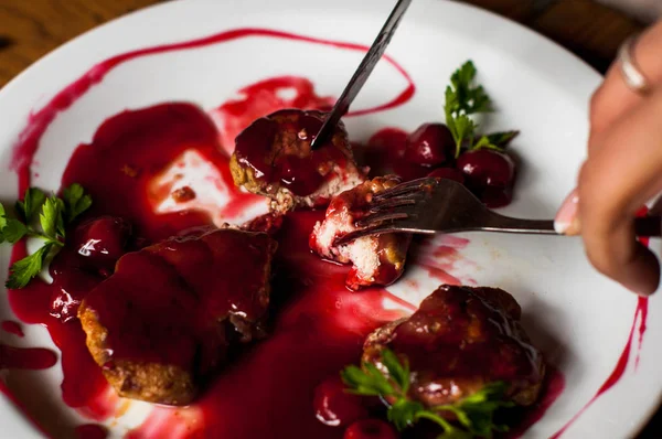 Taze otlu et ve kiraz sosu, yemeye hazır..