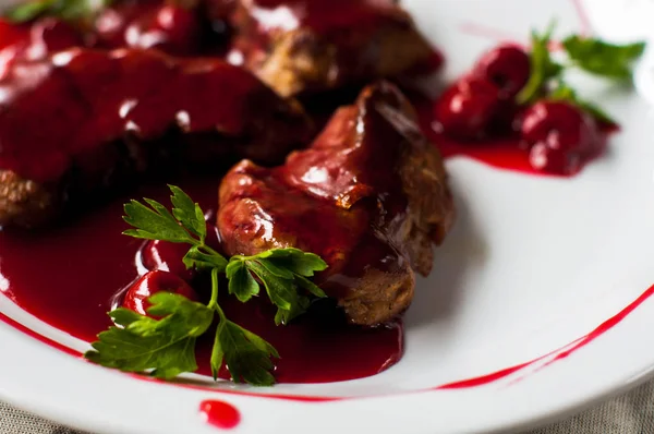 Taze otlu et ve kiraz sosu, yemeye hazır..
