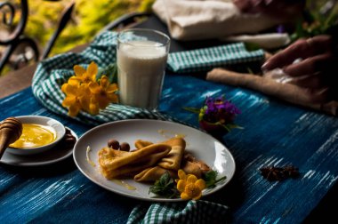 Krep beyaz tabakta bal şurubu ile. geleneksel krep krep hafta veya Shrovetide için. Krep ile kavrulmuş fındık