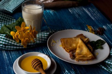 Krep beyaz tabakta bal şurubu ile. geleneksel krep krep hafta veya Shrovetide için. Krep ile kavrulmuş fındık