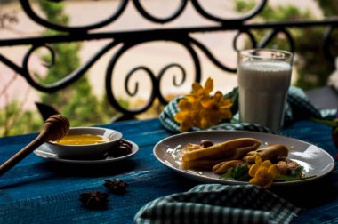 Krep beyaz tabakta bal şurubu ile. geleneksel krep krep hafta veya Shrovetide için. Krep ile kavrulmuş fındık