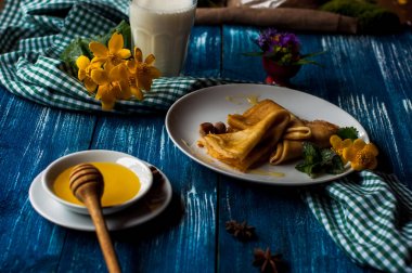 Krep beyaz tabakta bal şurubu ile. geleneksel krep krep hafta veya Shrovetide için. Krep ile kavrulmuş fındık