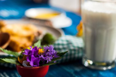 Krep beyaz tabakta bal şurubu ile. geleneksel krep krep hafta veya Shrovetide için. Krep ile kavrulmuş fındık