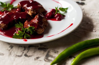 Taze otlu et ve kiraz sosu, yemeye hazır..