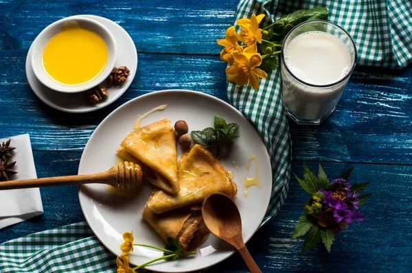 Krep beyaz tabakta bal şurubu ile. geleneksel krep krep hafta veya Shrovetide için. Krep ile kavrulmuş fındık