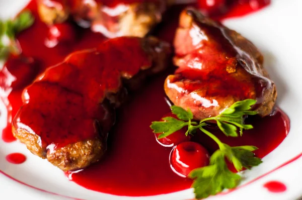 Taze otlu et ve kiraz sosu, yemeye hazır..