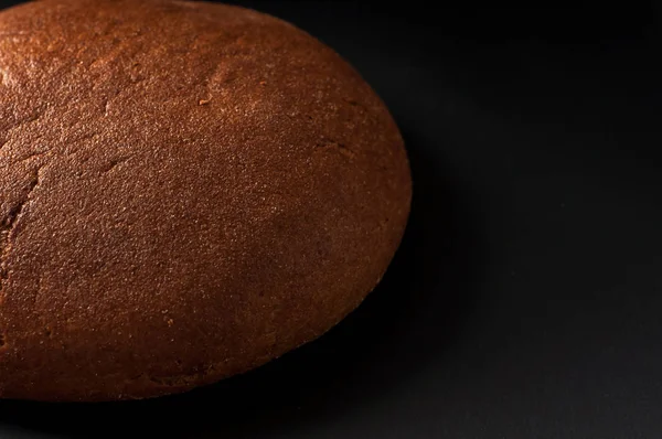Один хліб крупним планом на темному фоні — стокове фото