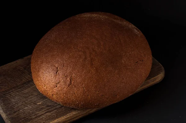 一个面包的面包特写黑色背景 — 图库照片
