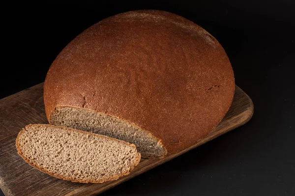 Jeden bochník chleba close-up na tmavém pozadí — Stock fotografie
