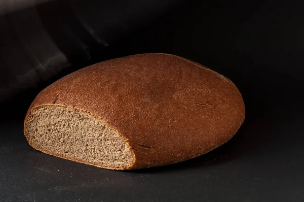 Jeden bochník chleba close-up na tmavém pozadí — Stock fotografie