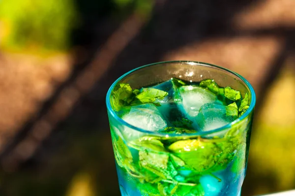 Tradición Bebida de verano mojito azul con menta de lima y hielo — Foto de Stock