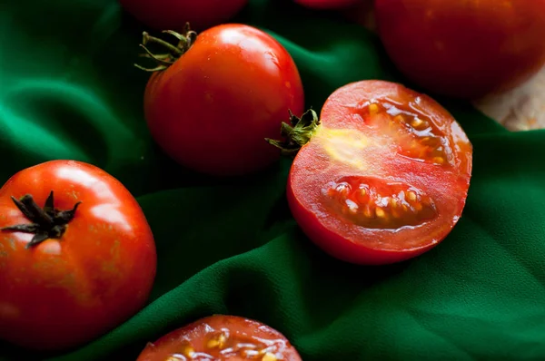 Frisches Tomatengemüse auf grüner Serviette und hölzernem Hintergrund — Stockfoto