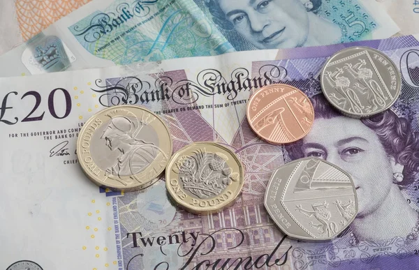 Britse sterling geld, muntstukken en bankbiljetten — Stockfoto