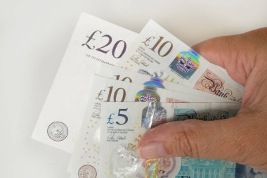 İngiltere'de para, İngiltere'de banknot tutan el
