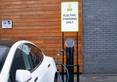 Uk 'ta halka açık şarj noktasında elektrikli araba şarj ediliyor