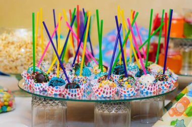 Çikolata. Çikolata topları bir sopa. Renkli tatlılar.