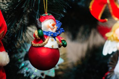 Yılbaşı oyuncak. Bir kırmızı top kardan adam. Kardan adam Noel ağacına asılı. Anahtar kelimeler dil: İngilizce
