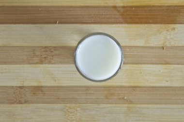 tablo üzerinde süt