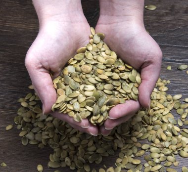 Kabak Çekirdeği kadın el ele tutuşur