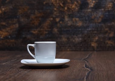 Ahşap bir masa üzerinde uçan daire ile kahve fincanı