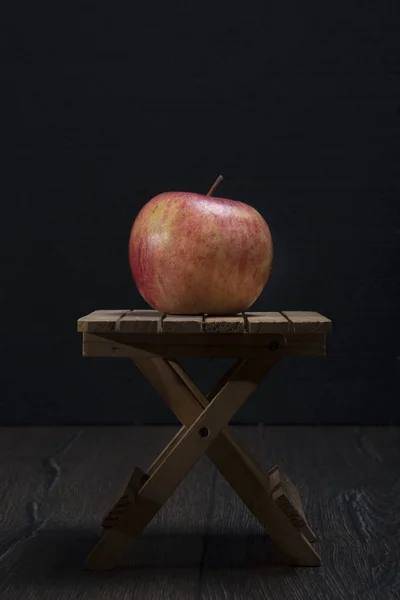 Maçã madura em uma pequena mesa — Fotografia de Stock