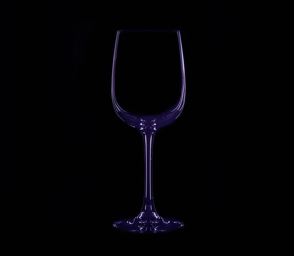 Силуэт из винного стекла с фиолетовой и белой подсветкой — стоковое фото