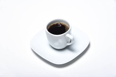 Bir fincan kahve ile beyaz bir arka plan üzerinde taze kahve
