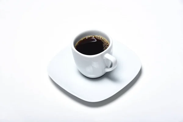 Eine Kaffeetasse mit frischem Kaffee auf weißem Hintergrund — Stockfoto