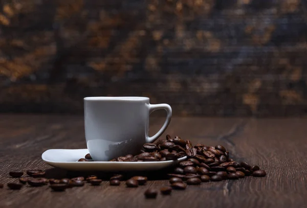 Кавова чашка з тарілкою та кавовими зернами — стокове фото