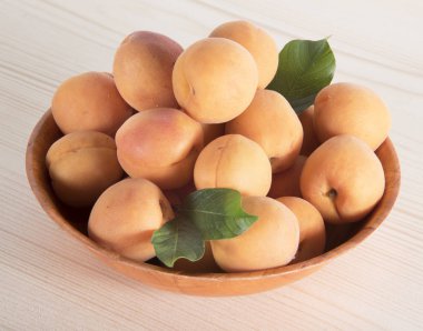 Kabın içinde olgun kayısı