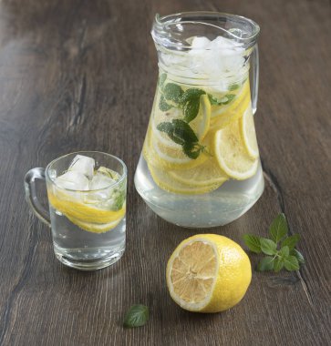 Serinletici içecek limon