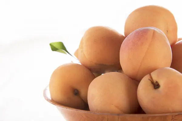 Apricots in bowl — Stock Photo, Image