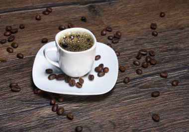 Kahve fincanı ile ahşap bir masa üzerinde taze kahve