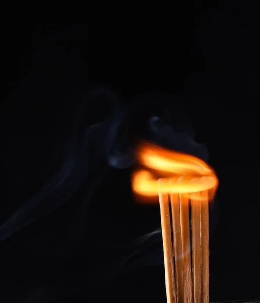 Spiral av brand på brinnande matcher — Stockfoto