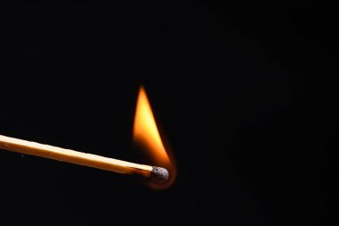 Ahşap bir maç nazik bir alev