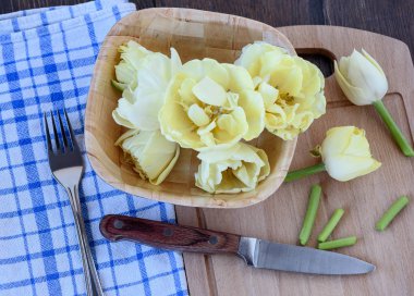 Bir kesme tahtası üzerinde Lale tomurcukları