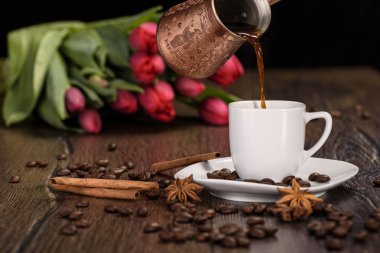 Bir cezve kahve bir fincan kahve dökme