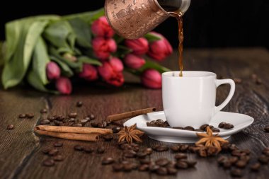 Bir jezveh kahve bir fincan kahve dökme