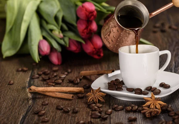 Menuangkan kopi dari jezvethrough secangkir kopi — Stok Foto