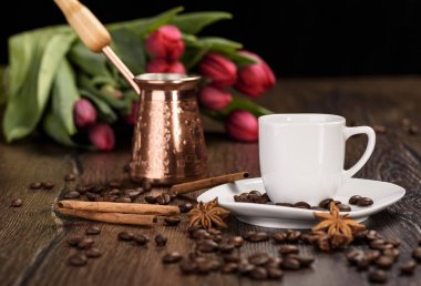 Fincan kahve, cezve ve çiçekler için