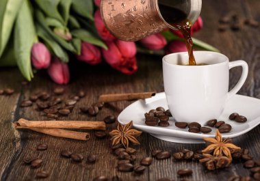 Bir jezveh kahve bir fincan kahve dökme